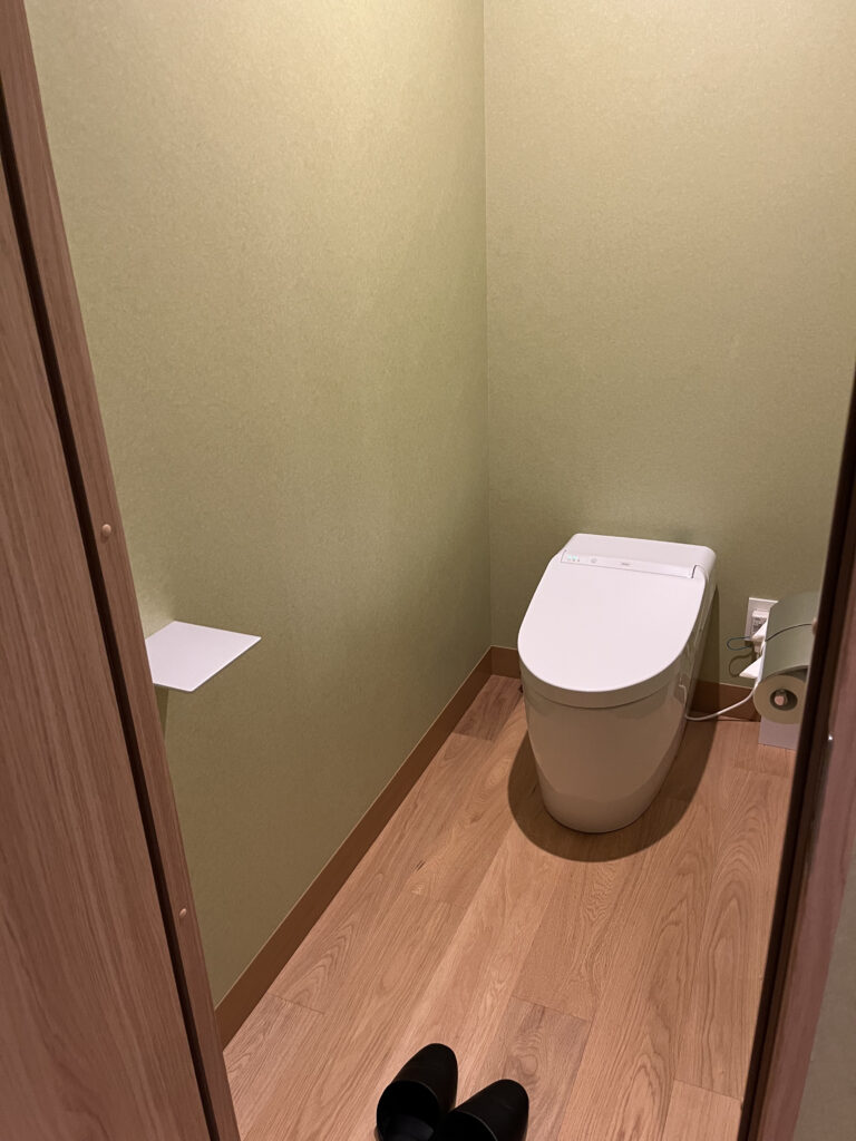 OMO7大阪by星野リゾートキングルーム内のトイレ