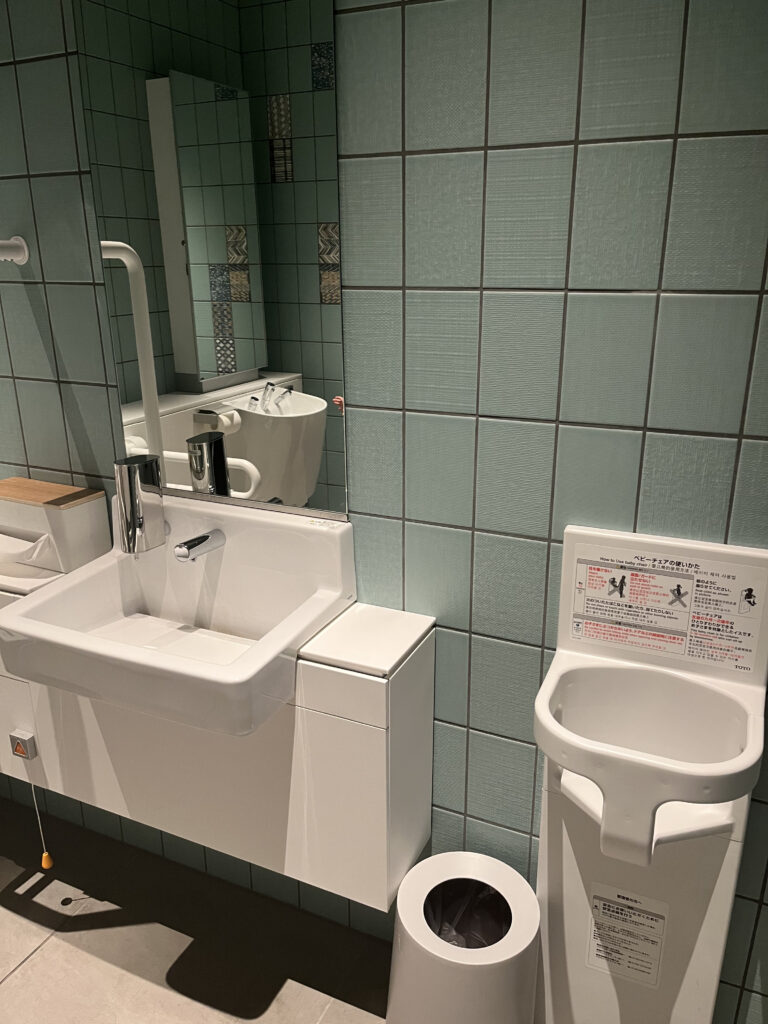 OMO7大阪by星野リゾートロビーフロアの多目的トイレ