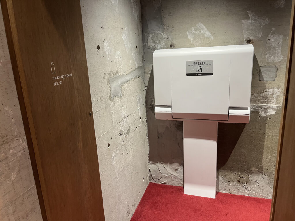 「松本十帖」のこども本箱にある授乳室