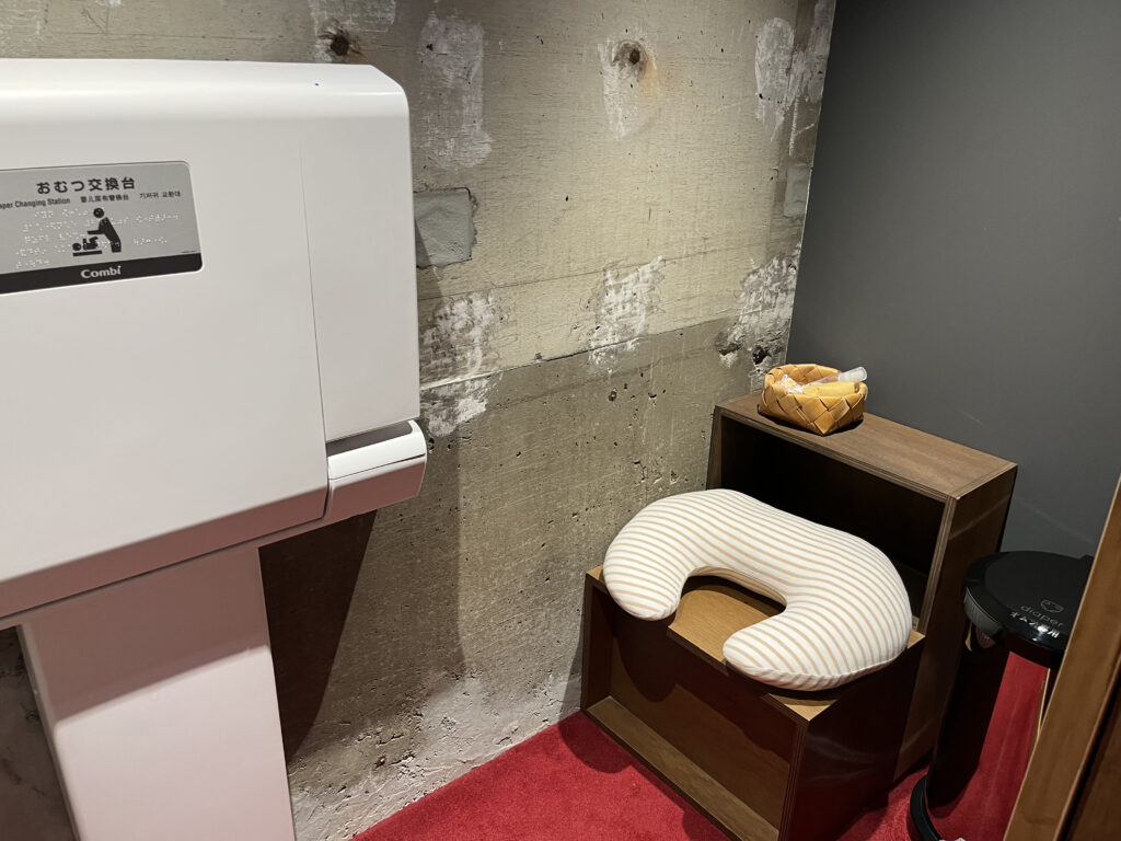 「松本十帖」のこども本箱にある授乳室