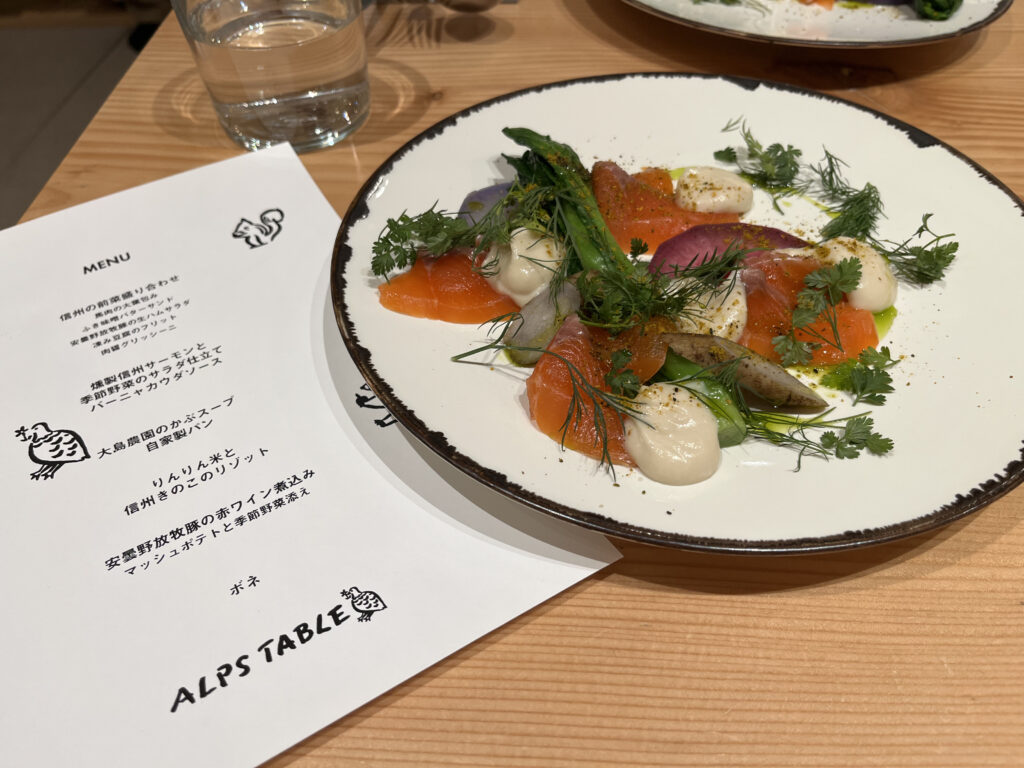 「松本十帖（小柳）」1階のファミリーダイニング『ALPS TABLE』