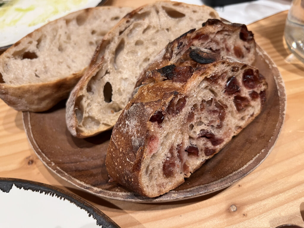 「松本十帖（小柳）」1階のファミリーダイニング『ALPS TABLE』