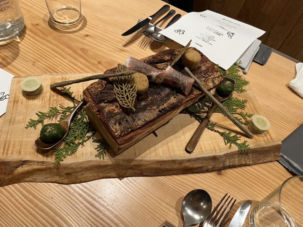 「松本十帖（小柳）」1階のファミリーダイニング『ALPS TABLE』