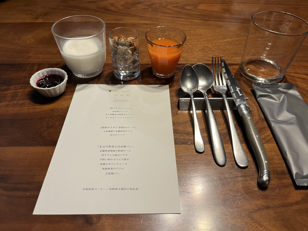 「松本十帖（松本本箱）」1階の薪火グリルダイニング『三六七（367）』の朝食