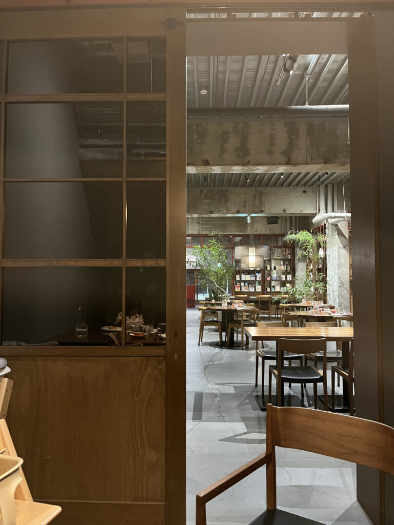 「松本十帖（松本本箱）」1階の薪火グリルダイニング『三六七（367）』